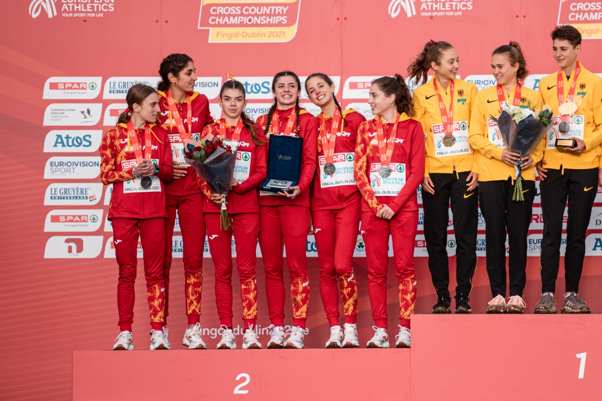 Las chicas sub20 plata por equipos - sportmedia.es